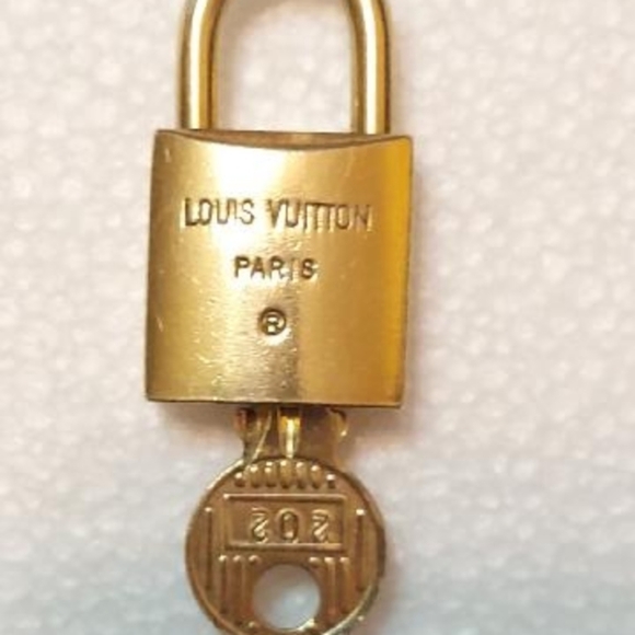 Louis Vuitton Vintage EUC Lock 🔐 and Key #202 - Picture 15 of 15